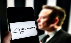 إيلون ماسك يستذكر ستيفن هوكينغ في أول نجاح لزراعة الشريحة الدماغية في مؤسسته